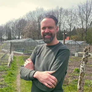 Emile van der Staak op de Ommuurde Tuin